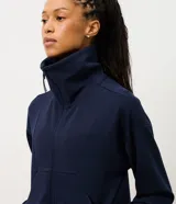 Campera deportiva de modal color bordó, con cierre frontal, cuello alto y puños acanalados. Presenta un diseño entallado con recortes que brindan un ajuste cómodo y moderno.