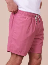 Short de baño azul marino con cintura elástica ajustable con cordón y logo bordado en la pierna.