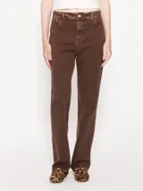 Pantalón de jean marrón, de corte recto, tiro medio y calce relajado. Confeccionado en gabardina con lycra, teñido y gastado industrialmente.