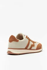 Championes deportivos Paddock Dragonette, color beige con detalles en marrón y cordones blancos.