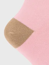 Medias de largo medio color rosado, con puntera y talón en color marrón. Presentan un pequeño bordado de un perro en la parte superior y puño suave.