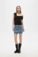 Top blanco de poliéster, al cuerpo, con bretel ancho y cuello asimétrico.