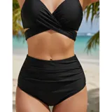 Bikini de dos piezas color fucsia. El top presenta un diseño cruzado en el frente con breteles finos ajustables, mientras que la bombacha es de tiro alto con detalle de frunces laterales.