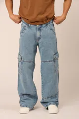 Pantalón de jean celeste, corte holgado, con bolsillos cargo laterales y costuras frontales.
