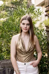 Top dorado de lurex con cuello drapeado y espalda descubierta.