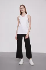 Musculosa blanca de algodón y elastano, con cuello redondo y detalle de strass aplicado en el frente. De corte al cuerpo y sin mangas.