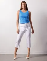 Musculosa amarilla de algodón con cuello redondo y sisas anchas.