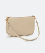 Bolso baguette dorado con correa de hombro y cadena decorativa.