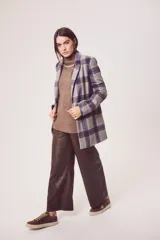 Blazer gris con estampado de cuadros en azul y marrón, solapas de muesca, cierre con un botón y bolsillos con solapa.