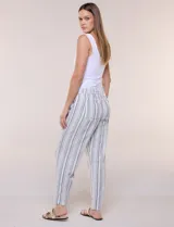 Pantalón de lino de calce holgado y caída ligera, con estampado de rayas verticales en tonos celestes y blancos. Cuenta con cintura elastizada fruncida con cordón ajustable al frente, bolsillos laterales y pierna recta.