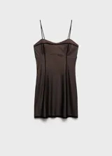 Vestido corto de estilo lencero y corsetero, confeccionado en tejido de malla con forro interior. Presenta escote corazón, tirantes finos y costuras con vivos en contraste que realzan la silueta entallada. Incluye cierre de cremallera invisible en la parte posterior.