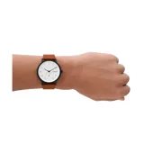Reloj Skagen Kuppel con caja de acero inoxidable negra de 44mm de diámetro, malla de cuero marrón de 22mm de ancho, mecanismo de cuarzo de dos agujas con sub-segundero, esfera blanca sandblast y cristal mineral resistente.