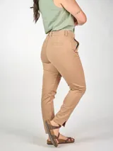 Pantalón de vestir azul marino, de corte slim, tiro alto, de gabardina elastizada. Detalle en V en zona de pretina trasera. Bolsillos traseros falsos y terminación de cortes en el bajo.