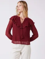 Blusa de encaje color beige, marca Cupio, con cuello a la base y escote en V con lazo de ajuste. Presenta una sobrecapa de encaje con aplique de puntilla y mangas largas de encaje floral translúcido, terminadas en puños elásticos con volado. Incluye forro interno a tono.