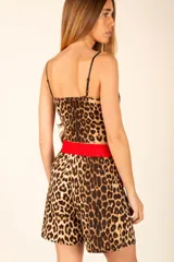 Short de tiro alto con estampado de leopardo, cintura elastizada en color rojo y cordón ajustable.