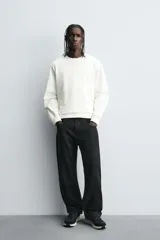 Zapatilla deportiva azul marino con detalles en gris oscuro y blanco. La parte superior está fabricada en combinación de piel con acabado serraje y tejido técnico transpirable. Cuenta con una suela ligera y voluminosa.