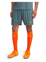 Short deportivo de fútbol Under Armour, confeccionado en tejido de punto ligero y transpirable con paneles laterales de malla. Presenta cintura elástica con cordón interno y logo de la marca estampado en contraste.