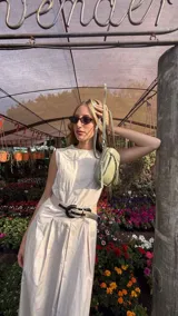 Bandolera compacta color rosado, con correa regulable y desmontable. Tiene apertura superior, bolsillo frontal con cierre y detalle de borla, y bolsillo trasero sin cierre. El interior está forrado en tela y cuenta con un bolsillo adicional.