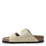 Sandalias Birkenstock modelo Arizona, con doble tira ajustable de gamuza en color beige y suela anatómica de corcho con base de goma.