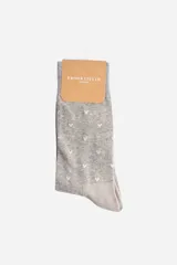 Media larga Brooksfield color gris melange con estampado de pequeños corazones blancos y puntera en tono beige.