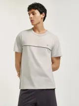 Pijama de algodón compuesto por una remera de manga corta con detalle de costura horizontal en el pecho y un short liso con cintura elástica.