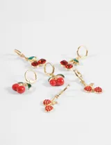 Aros tipo argolla pequeña con dije colgante en forma de cerezas esmaltadas en color rojo con hojas verdes.