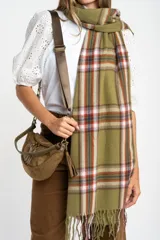 Bandana de tejido suave con diseño de cuadros en tonos verde pistacho, blanco, marrón y azul.