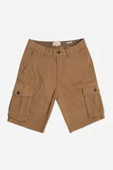Bermuda cargo color tostado con bolsillos laterales amplios con solapa y cierre de botón. Presenta cierre frontal con botón y bolsillos laterales clásicos.