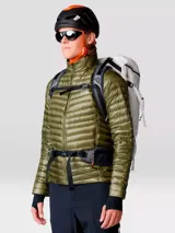 Campera puffer ultraligera de Mountain Hardwear, modelo Ghost Whisperer, color verde oliva. Confeccionada en tejido ripstop reciclado con aislamiento de plumón de 800 cuin con certificación RDS. Presenta cierre frontal completo, cuello alto, dos bolsillos laterales con cierre y puños con ribete elástico.