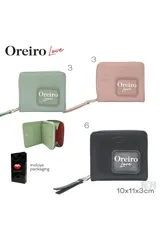 Billetera negra con cierre de cremallera, diseño de labios grabados y logo de Las Oreiro en el frente.