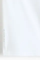 Musculosa deportiva blanca de corte estándar, con cuello redondo y tecnología DryMove para absorción del sudor.