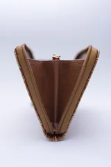 Billetera rectangular con cierre perimetral, confeccionada en cuero con textura de reptil. Cuenta con múltiples compartimentos internos para tarjetas, documentos y billetes, además de un bolsillo interior con cierre para monedas.