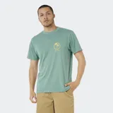 Remera Rip Curl de manga corta y cuello redondo en color verde, con pequeño estampado circular en el pecho que incluye palmeras y la inscripción "Rip Curl".