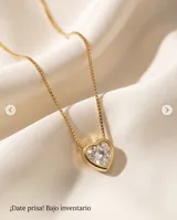 Collar de plata 925 con baño de oro, compuesto por una cadena fina y un dije en forma de corazón con incrustaciones de circonia.
