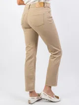 Pantalón recto color beige, de tiro medio.