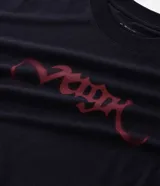 Remera de algodón con corte relajado, cuello redondo y mangas cortas. Presenta una estampa frontal con lettering en color rojo y un diseño gráfico en la espalda.