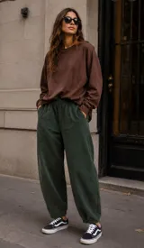Pantalon tipo barrel de pana, color verde oscuro, con cintura elastizada y corte relajado.