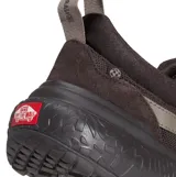 Championes Vans Mte Ultrarange Neo Vr3, color marrón oscuro con detalles en gris. Presentan una suela robusta con textura y una tira en el talón para facilitar el calce.