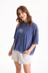 Remera de algodón color azul con efecto lavado, de manga corta, corte semi boxy con costuras en contraste y bordado frontal.