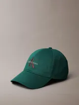 Gorra de béisbol de algodón color verde con visera curva y cierre ajustable en la parte posterior. Presenta el logo de la marca bordado en el frente en tonos contrastantes.