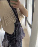 Chaleco negro de cuero vacuno con flecos largos en el frente y espalda.