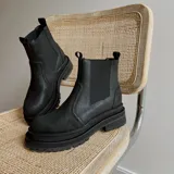 Botas de cuero negras estilo Chelsea, con paneles laterales elásticos, suela gruesa track y presillas traseras.