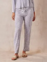 Conjunto de pijama estampado, marca René Rofé, compuesto por pantalón y remera. Remera de escote redondo, delantera con bolsillo y mangas largas. Pantalón con cintura elastizada y lazo de ajuste.