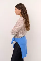 Cardigan tejido de punto con diseño de ochos, color celeste, de manga larga.