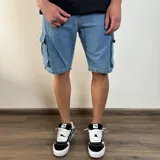 Bermuda cargo de jean color negro con múltiples bolsillos y corte a la rodilla.