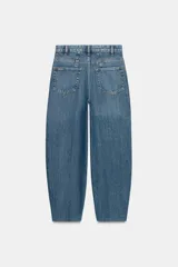 Jeans de tiro alto con corte barrel y diseño tapered, confeccionados en denim con efecto lavado y detalle de raya planchada. Presentan cintura con trabillas, cierre frontal con cremallera y botón, y bolsillos funcionales en delantero y espalda.
