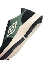 Championes urbanos Umbro modelo Volcan II, color azul marino con detalles en blanco. Presentan el logo de la marca en el lateral, cierre con cordones y suela de goma blanca.