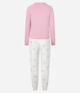 Conjunto de pijama largo de plush, compuesto por remera de mangas largas y cuello redondo, y pantalón con elástico y lazo en la cintura. El pantalón tiene estampado de gatitos y la palabra "lovely".