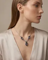 Gargantilla de plata 925 con tres piedras de topacio místico en tonos tornasolados, con diseño de cadena de eslabones finos y engarces decorativos.