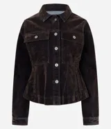 Campera ajustada de jean con acabado aterciopelado color marrón oscuro, cuello camisero, manga larga, cierre frontal con botones metálicos y bolsillos frontales con solapa.